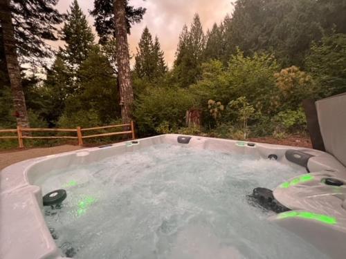 a hot tubificialificialificialificialificialificialificialificialificialificialificialificialificial at M-Hill Lodge Stevenson 98 in Stevenson