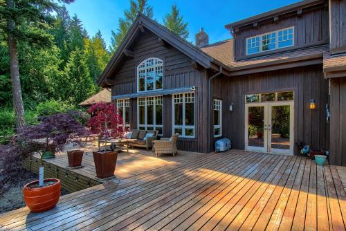 a large wooden deck with a house at M-Hill Lodge Stevenson 98 in Stevenson