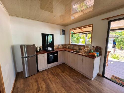 Una cocina o cocineta en Rangiroa Te Manuia Lodge
