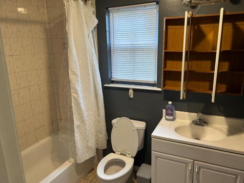 un baño con inodoro y lavabo en Luxury Townhouse in Newark, en Newark