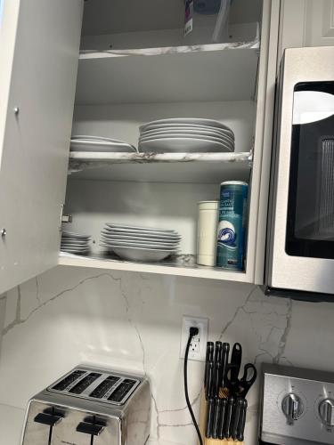Una cocina o zona de cocina en Cozy Home away in Ajax 2 BR 1 bath 4 guests