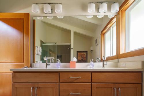 a bathroom with two sinks and a large mirror at Pacific House in Cannon Beach