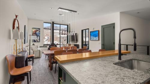 a kitchen with a bunch of chairs and a counter at Treehouse 409 EPIC 3 bed By Stowe Mountain Rentals in Stowe