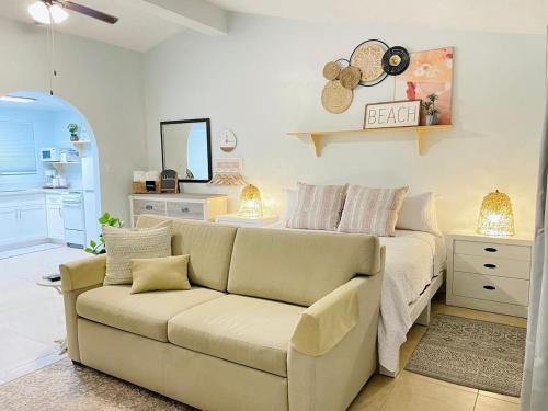 ナッソーにあるTangerine Sunsets Lisbonのソファとベッドのあるリビングルーム