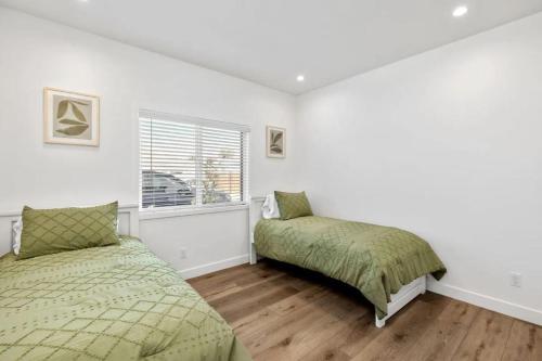 une chambre avec deux lits et une fenêtre dans l'établissement Coastal Modern 3 Bed 2 Bath, Pet Friendly, à Hawthorne