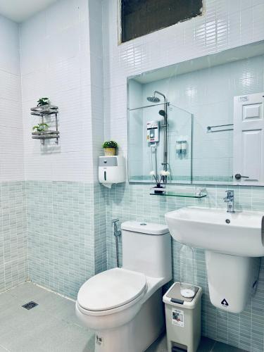 a bathroom with a toilet and a sink at Rattanasup House in Hat Yai