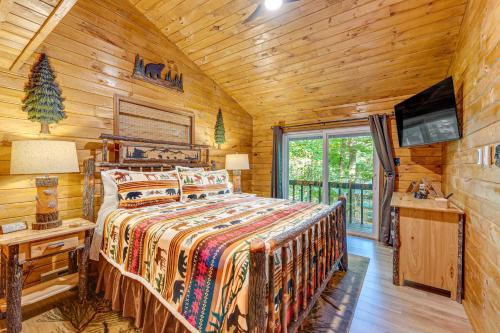 Postel nebo postele na pokoji v ubytování Game Room and Hot Tub Pine Bear Pocono Lake Cabin