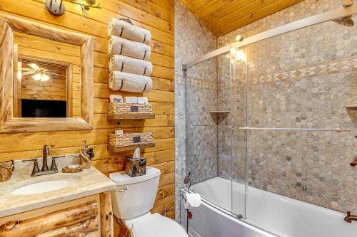 Koupelna v ubytování Game Room and Hot Tub Pine Bear Pocono Lake Cabin