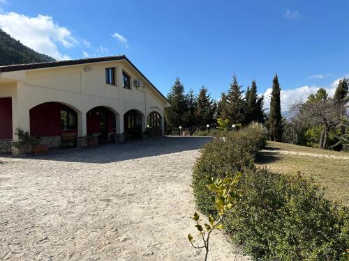 a building with a dirt road in front of it at Agriturismo Serra Moneta in Santo Stefano Quisquina