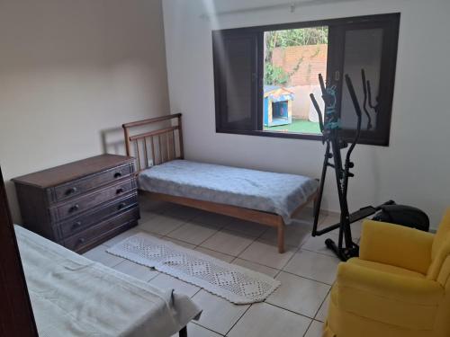 een woonkamer met een stoel, een dressoir en een raam bij Casa in Socorro