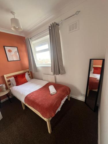 En eller flere senge i et værelse på Perfect stays Telford 4 bed