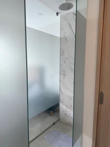 a glass shower door with a mirror in a bathroom at Apartamento en zona exclusiva del norte de Armenia Belmonte studio in Armenia