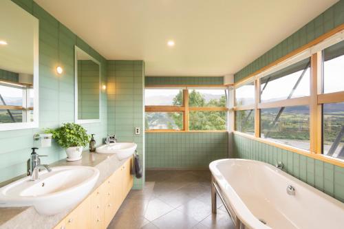 Bilik mandi di Kāinga Rua by Sotheby's Luxury Rental Homes