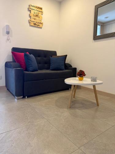 a living room with a blue couch and a table at Apartamento en zona exclusiva del norte de Armenia Belmonte studio in Armenia