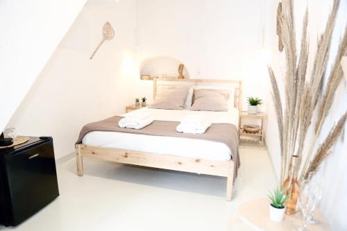 une chambre avec un lit avec deux serviettes dessus dans l'établissement Studio in the Heart of Mykonos Town, à Mykonos