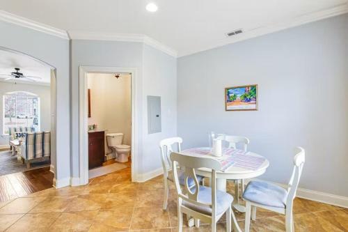 Un comedor blanco con una mesa y sillas. en HYDR Comfy Condo Less2 mi to OM, en Oxford