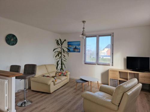 un salon avec un canapé et une table dans l'établissement Holiday Home in Port-Blanc near Les Dunes Beach, à Penvénan