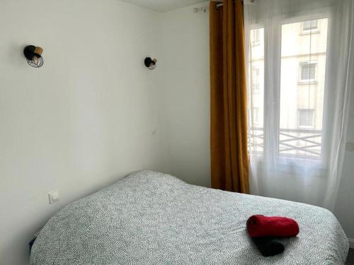 - une chambre avec un lit avec un animal farci rouge dans l'établissement STUDIO - 4pers PROCHE GARE 10 MIN DISNEY, à Bussy-Saint-Georges