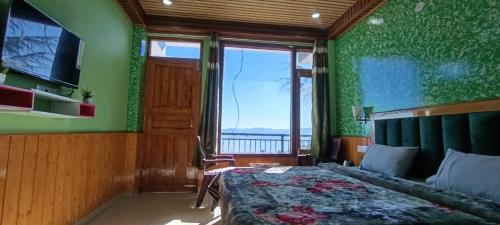 Ένα ή περισσότερα κρεβάτια σε δωμάτιο στο Himalya Sun-Dawn