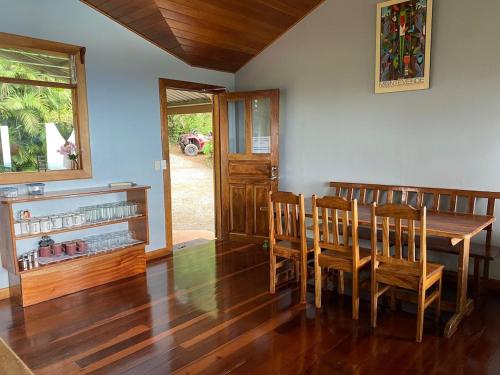 ein Esszimmer mit einem Holztisch und Stühlen in der Unterkunft Calandria Mountain House in Monteverde Costa Rica