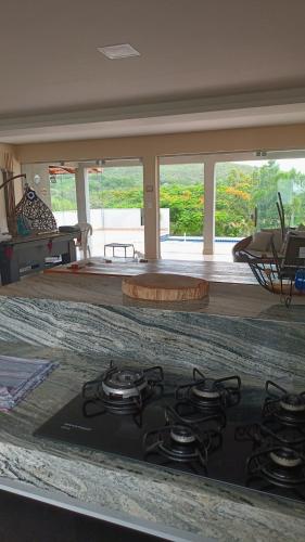 ピアウイにあるCasa com piscina Piumhi Capitolioのキッチン(コンロ付)