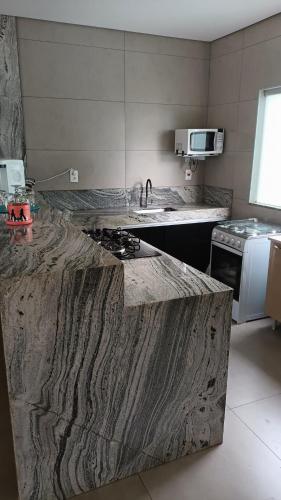 Casa com piscina Piumhi Capitolioにあるキッチンまたは簡易キッチン