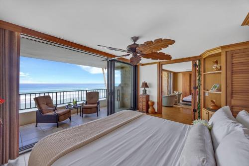 Ένα ή περισσότερα κρεβάτια σε δωμάτιο στο Paki Maui 301 · Direct Oceanfront Views Remodeled 2BD Condo