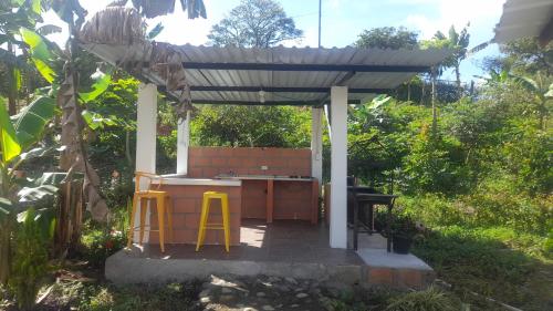 Κήπος έξω από το Mis Roka's finca campestre