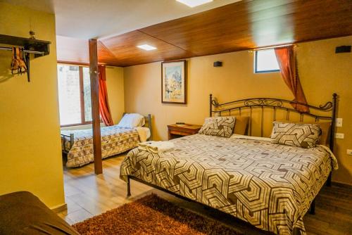 a bedroom with two beds in a room at SAMARIWASI CABAÑAS LODGE in Guaranda