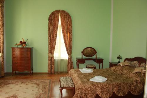a bedroom with a bed and a dresser and a window at Pałac w Nosowie in Nosowo