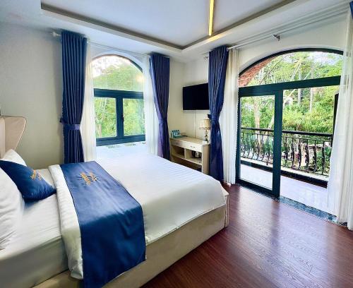 Postel nebo postele na pokoji v ubytování Anh Quan Khoi Hotel