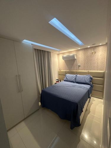 a small bedroom with a bed with a blue blanket at Apt-igorss-aju in Aracaju