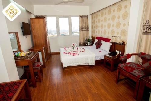 a bedroom with a white bed and a window at Hoa Hồng Hotel 2 - Xã Đàn in Hanoi
