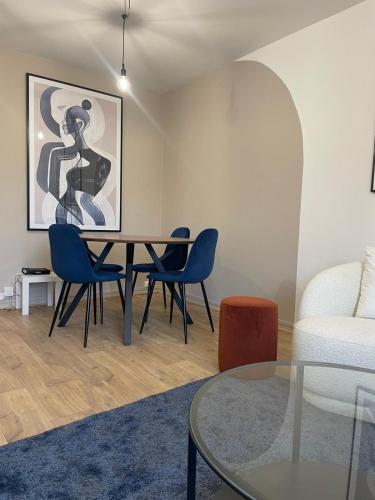 une salle à manger avec une table et des chaises dans l'établissement Le serenity kaze2 Charmant appt Evreux hypercentre, à Évreux