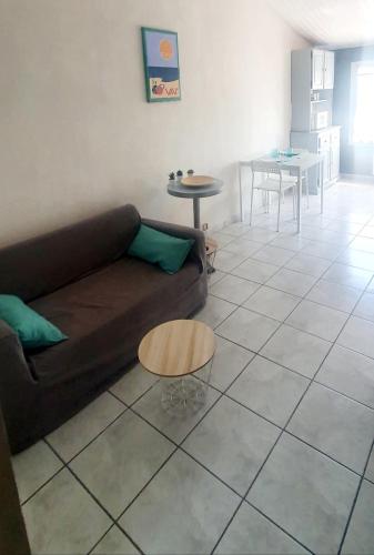 un salon avec un canapé et une table dans l'établissement Studio indépendant 27m2 Sanary sur Mer, à Sanary-sur-Mer