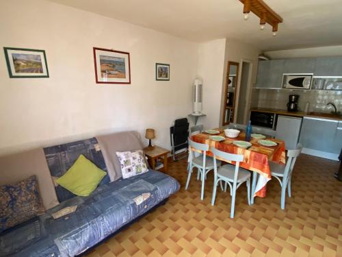 un salon avec un canapé et une table dans l'établissement Spacieux T3, 6 Pers. avec Terrasse et Parking entre Plage et Port - FR-1-798-16, à Leucate