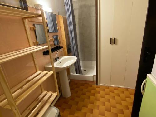 une salle de bain avec toilettes, lavabo et douche dans l'établissement Spacieux T3, 6 Pers. avec Terrasse et Parking entre Plage et Port - FR-1-798-16, à Leucate