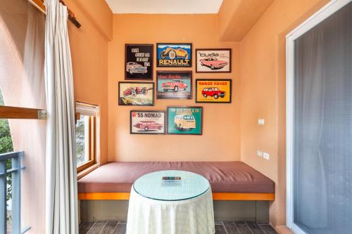 Ein Sitzbereich in der Unterkunft Fairyland & Farm Guest House