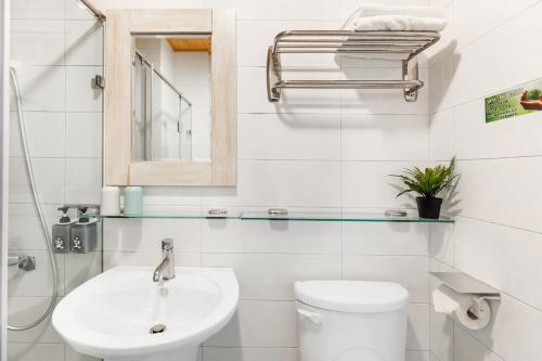 Ein Badezimmer in der Unterkunft Fairyland & Farm Guest House