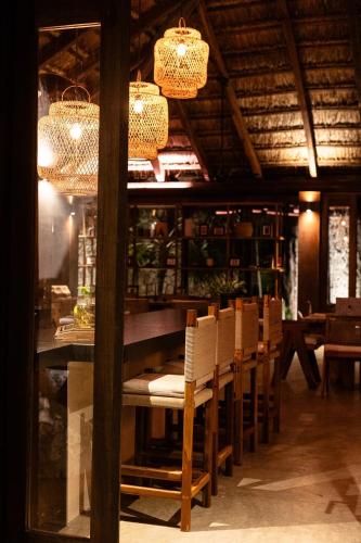 Casa Xik'Nal - Luxury Beach Front Villaにあるレストランまたは飲食店