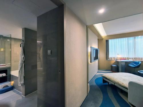 Postel nebo postele na pokoji v ubytování Radisson Collection Hyland Shanghai