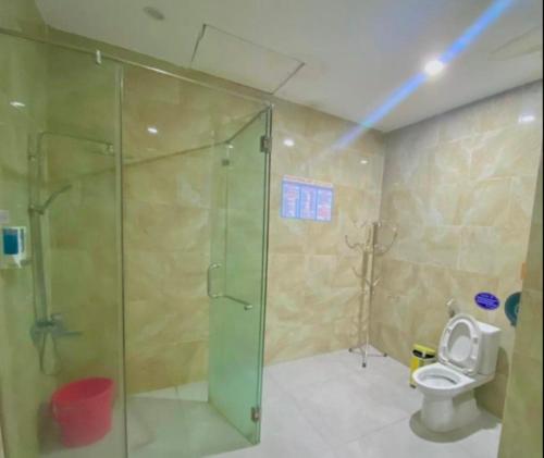 a bathroom with a shower and a toilet at Phương Anh 9 Hotel in Da Nang