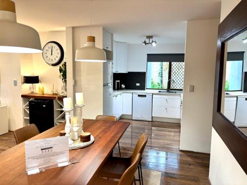 Η κουζίνα ή μικρή κουζίνα στο Noosa Boutique Apartments & Elkhorn Villas