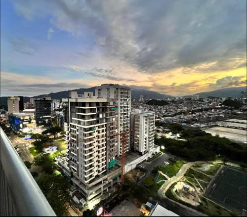 una vista di una città con edifici alti di Lujoso apartamento con aire acondicionado en calle 60 Ibagué Tolima a Ibagué