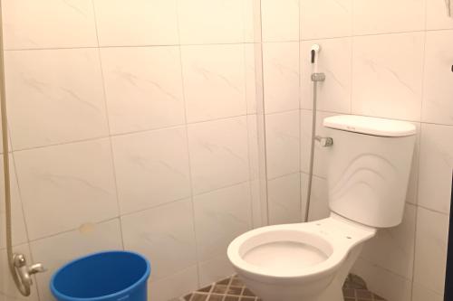 a bathroom with a toilet and a blue bucket at Hotel Villarte in San Fernando