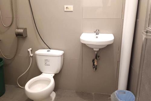 a bathroom with a toilet and a sink at Hotel Villarte in San Fernando