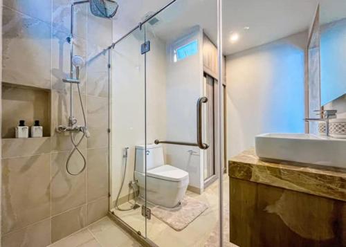 Ένα μπάνιο στο Choengtale Modern Villa