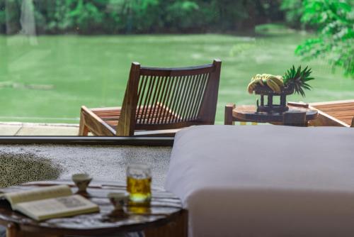 Výhled na řeku, která protéká v blízkosti hotelu