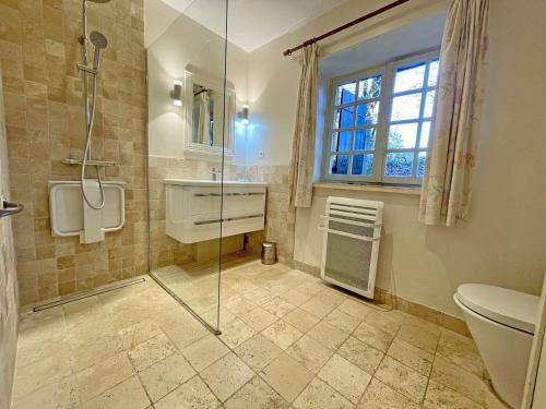 une salle de bain avec une douche, un lavabo et des toilettes dans l'établissement Charmante Bergerie avec Piscine Privée à Trémolat - FR-1-824-7, à Trémolat