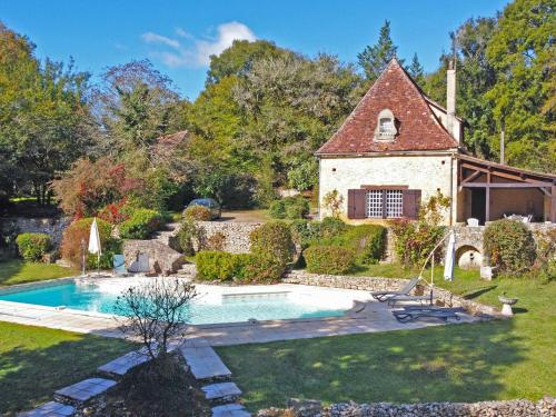 une maison ancienne avec une piscine dans une cour dans l'établissement Charmante Bergerie avec Piscine Privée à Trémolat - FR-1-824-7, à Trémolat